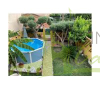 Jardín con piscina