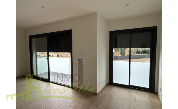 Salón comedor con ventanales al balcón