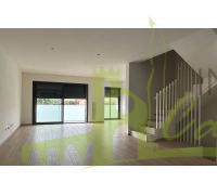 Salón comedor con acceso escalera a la planta segunda