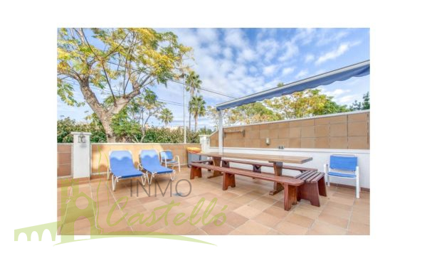 Terraza a lado de la piscina