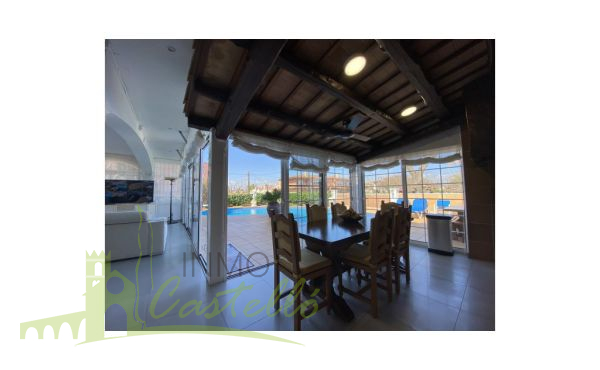 Terraza/comedor cubierta a lado de la piscina