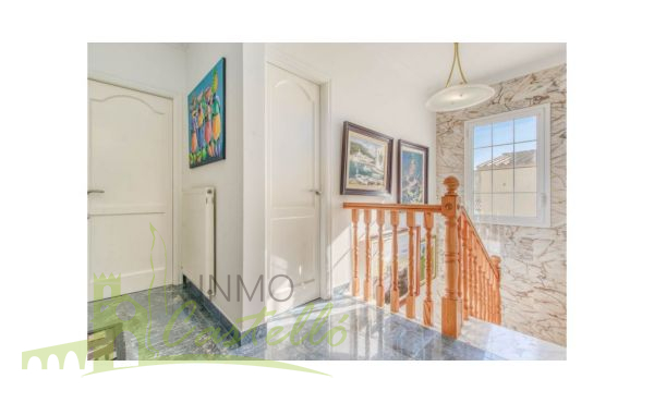 Escalera con acceso a la planta primera