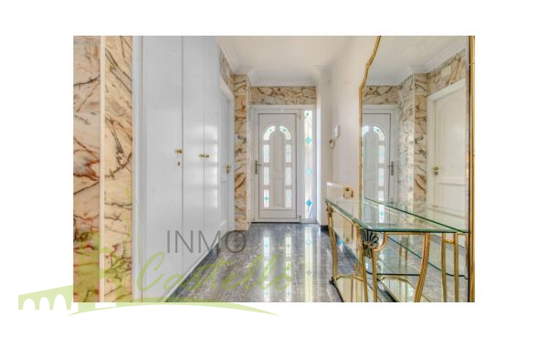 Escalera con acceso a la planta primera