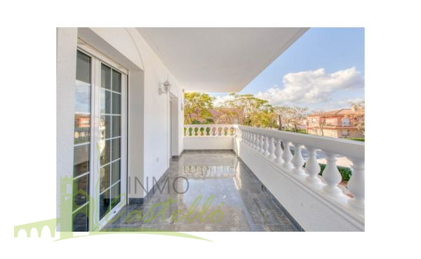 Dormitorio suite con balcón con vistas a la piscina