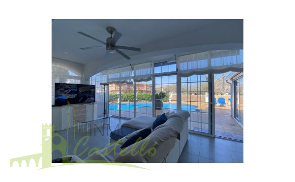 Salón a lado de la piscina