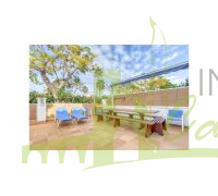 Terraza a lado de la piscina