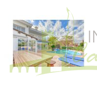 Terraza a lado de la piscina
