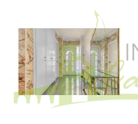 Escalera con acceso a la planta primera