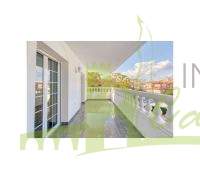 Dormitorio suite con balcón con vistas a la piscina