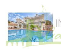 Piscina con terrazas y fachada casa