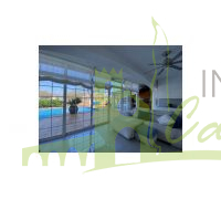Salón a lado de la piscina