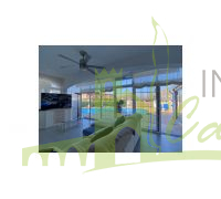 Salón a lado de la piscina