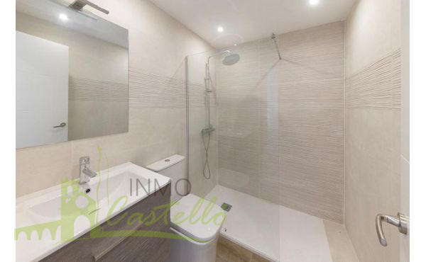 Apartamento: baño completo con ducha