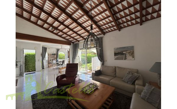 Salon comedor con cocina integrada