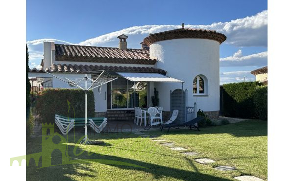 Fachada desde jardín