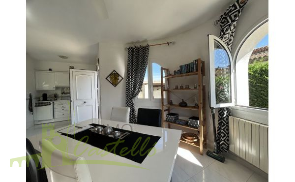 Salon comedor con cocina integrada