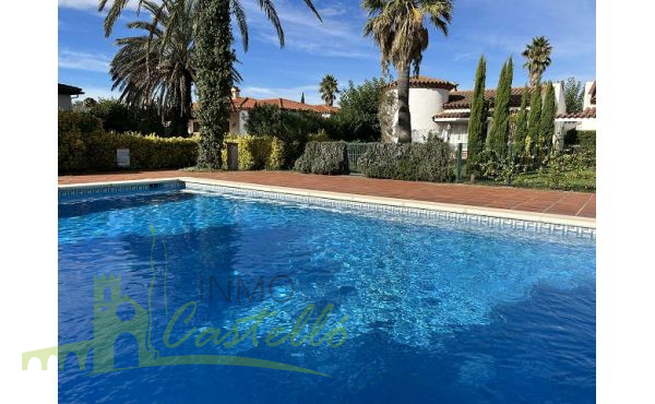 Piscina comunitaria con vistas a la casa