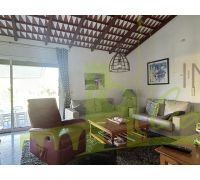 Salón con techo con vigas de madera y azulejos