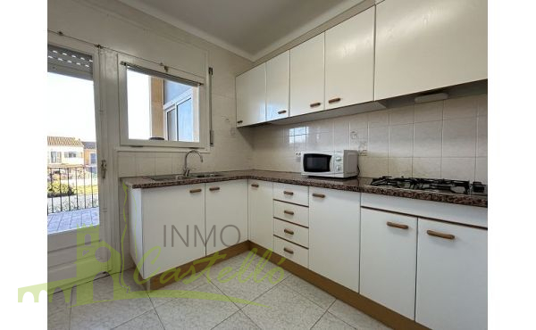 Cocina con salida a la terraza trasera