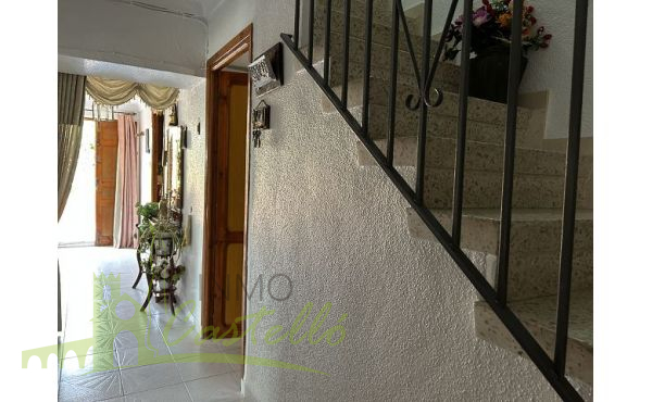 Pasillo y escalera para acceso a la planta primera