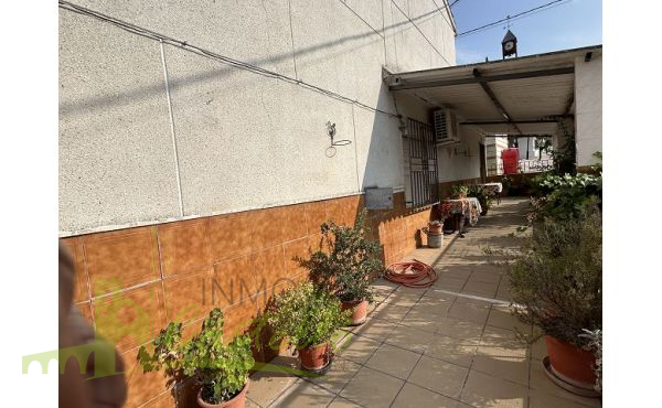 Fachada lateral y patio