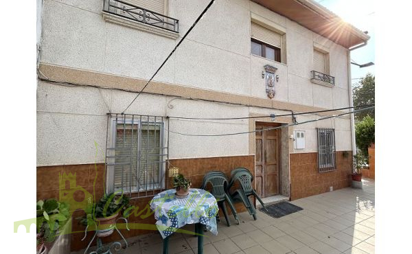 Fachada y patio