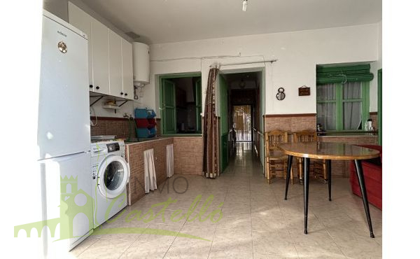 Habitación multiuso con estufa de leña y lavadero