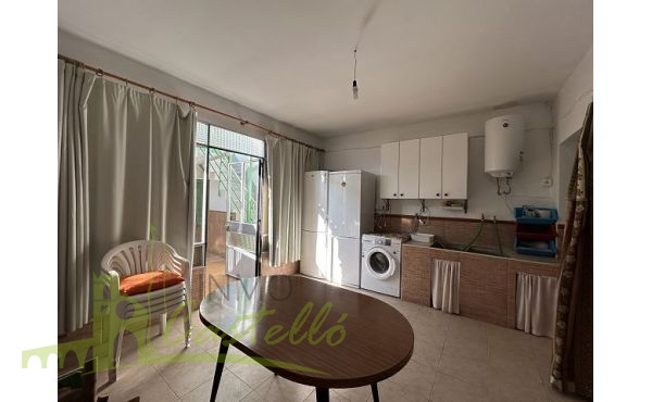 Habitación multiuso con estufa de leña y lavadero