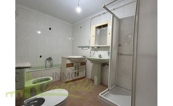 Baño completo con ducha y bañera