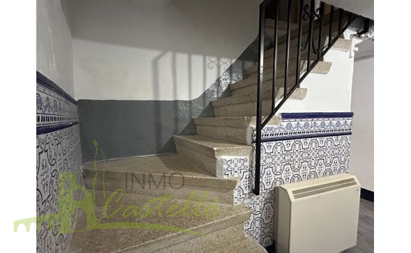 Escalera con acceso a la planta primera