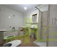 Baño completo con ducha y bañera