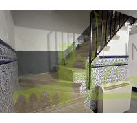 Escalera con acceso a la planta primera