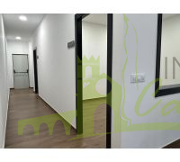 Pasillo con varios despachos