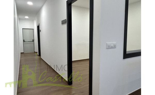 Pasillo con varios despachos