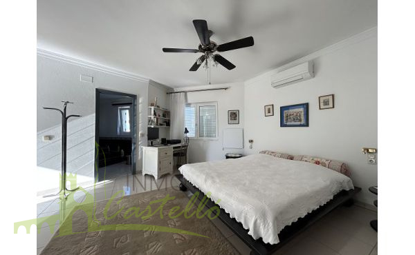 Dormitorio suite con vestidor y baño completo con bañera