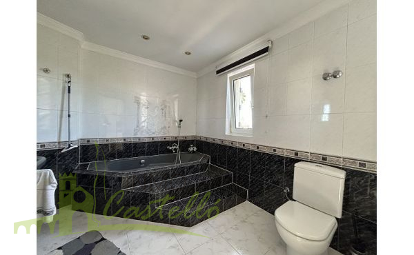 Baño completo con bañera esquinera