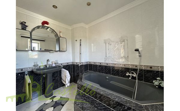 Baño completo con bañera esquinera