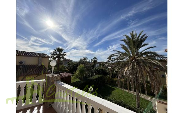 Terraza con acceso desde los dos dormitorios