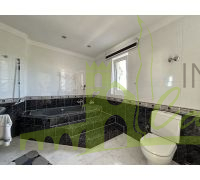 Baño completo con bañera esquinera