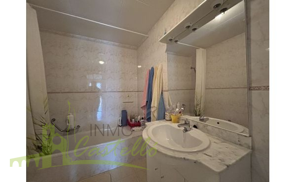 Baño completo con bañera