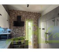 Cocina con salida a una terraza