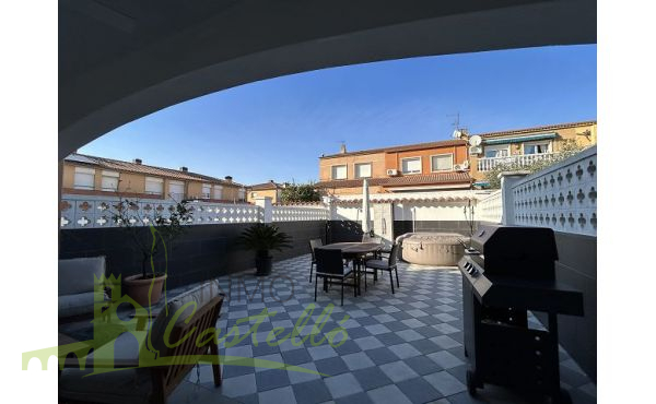 Terraza cubierta y jardín