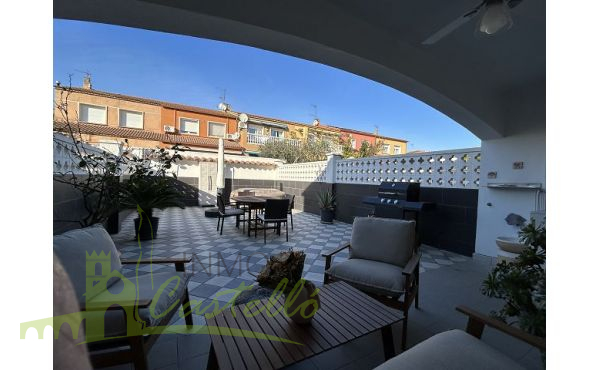 Terraza cubierta y jardín