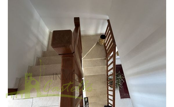Escalera a la planta primera