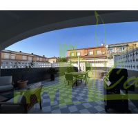 Terraza cubierta y jardín