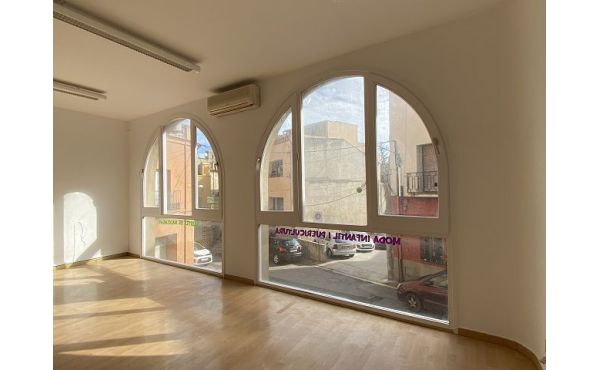 Local comercial con gran ventanales