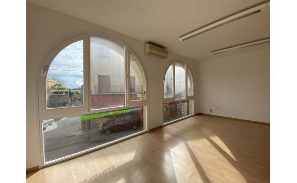 Local comercial con gran ventanales