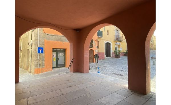 Porche con vistas a la plaça