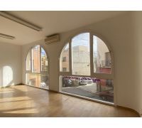 Local comercial con gran ventanales