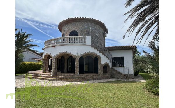 Fachada por parte jardín
